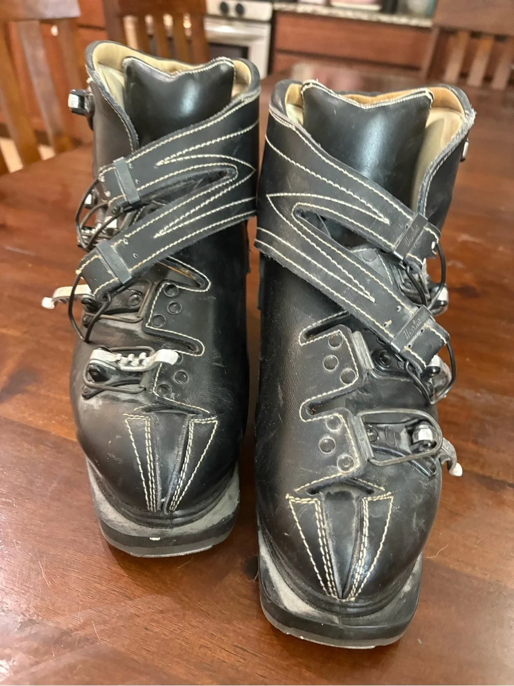 VINTAGE Henke Swiss leather ski boots from the 1960s